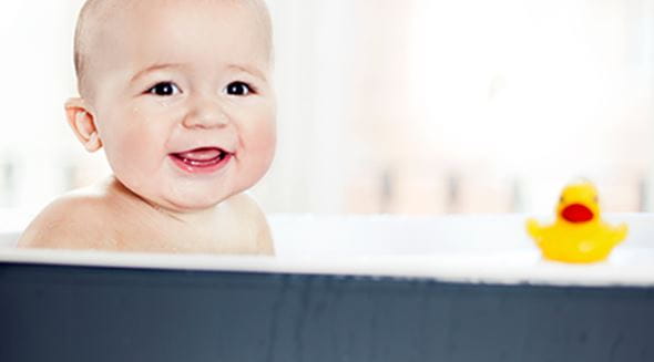 Baby baden: Anleitung für den Wasserspass
