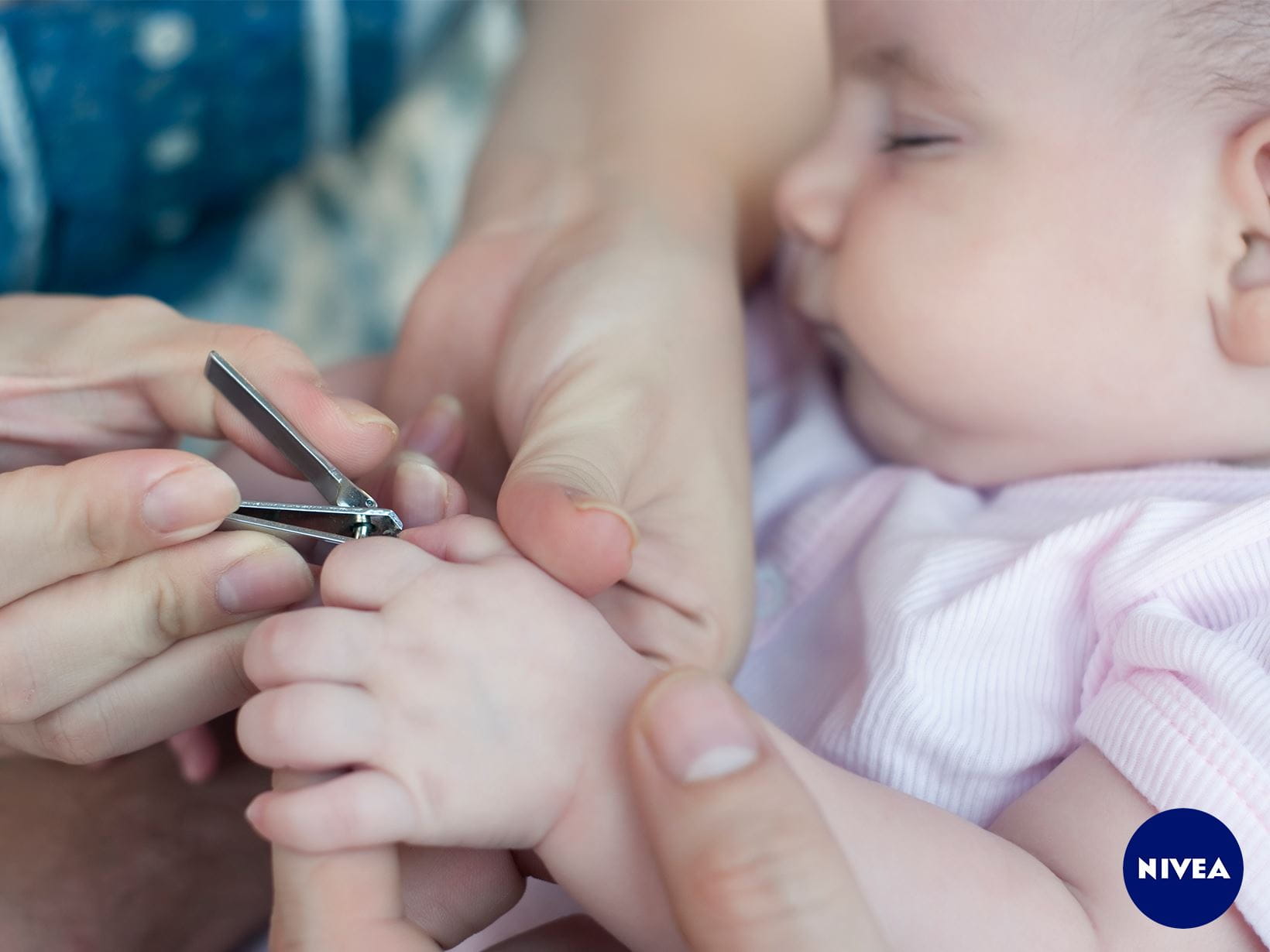Baby-Fingernägel schneiden: Zappelalarm? Tipps für gutes Teamwork