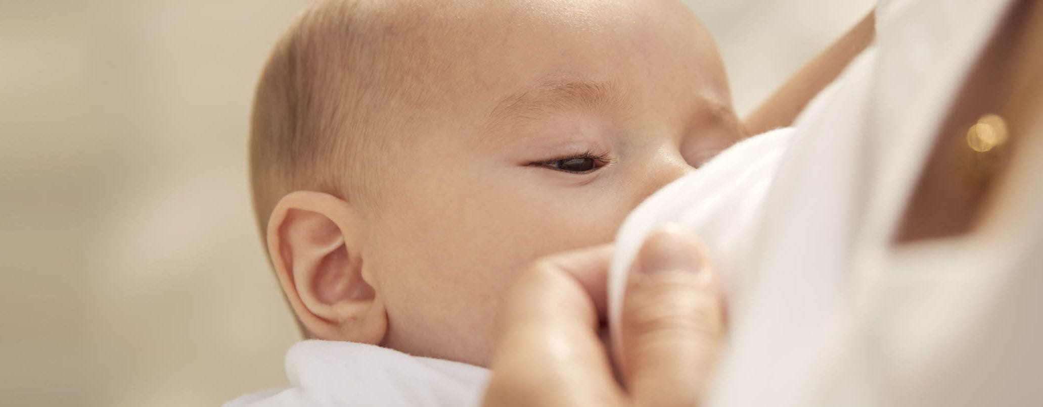 Baby stillen: Vom ersten Anlegen bis zum Zufüttern