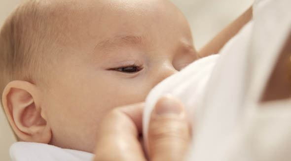 Baby stillen: Vom ersten Anlegen bis zum Zufüttern