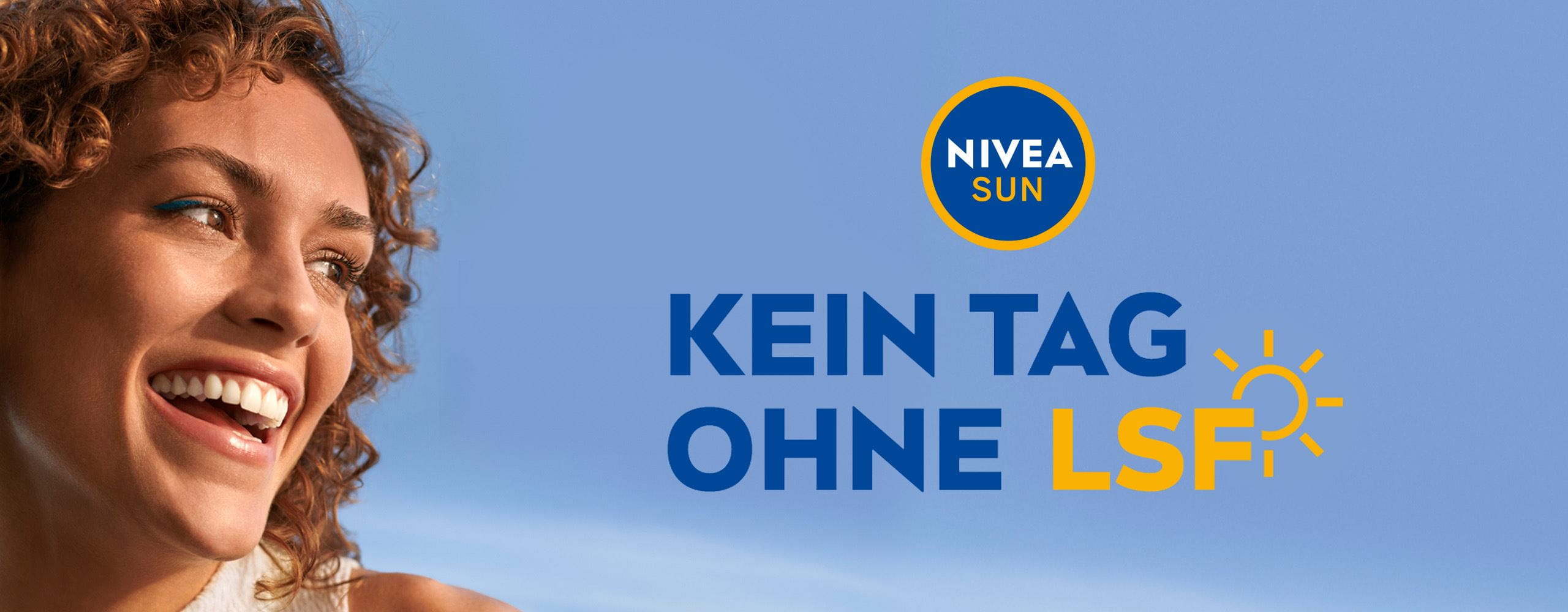 Werbebanner von NIVEA SUN mit dem Slogan ‘KEIN TAG OHNE LSF’ und einem Bild einer lachenden Frau vor einem blauen Himmelshintergrund