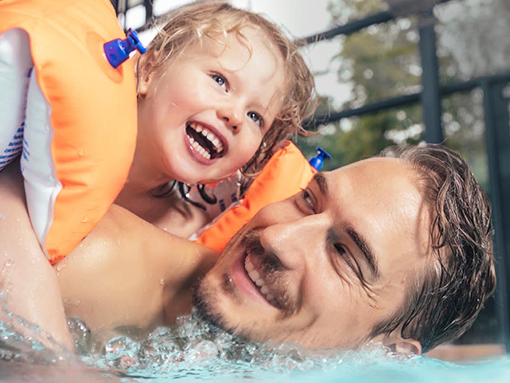 Sind Schwimmhilfen für Kinder sinnvoll?