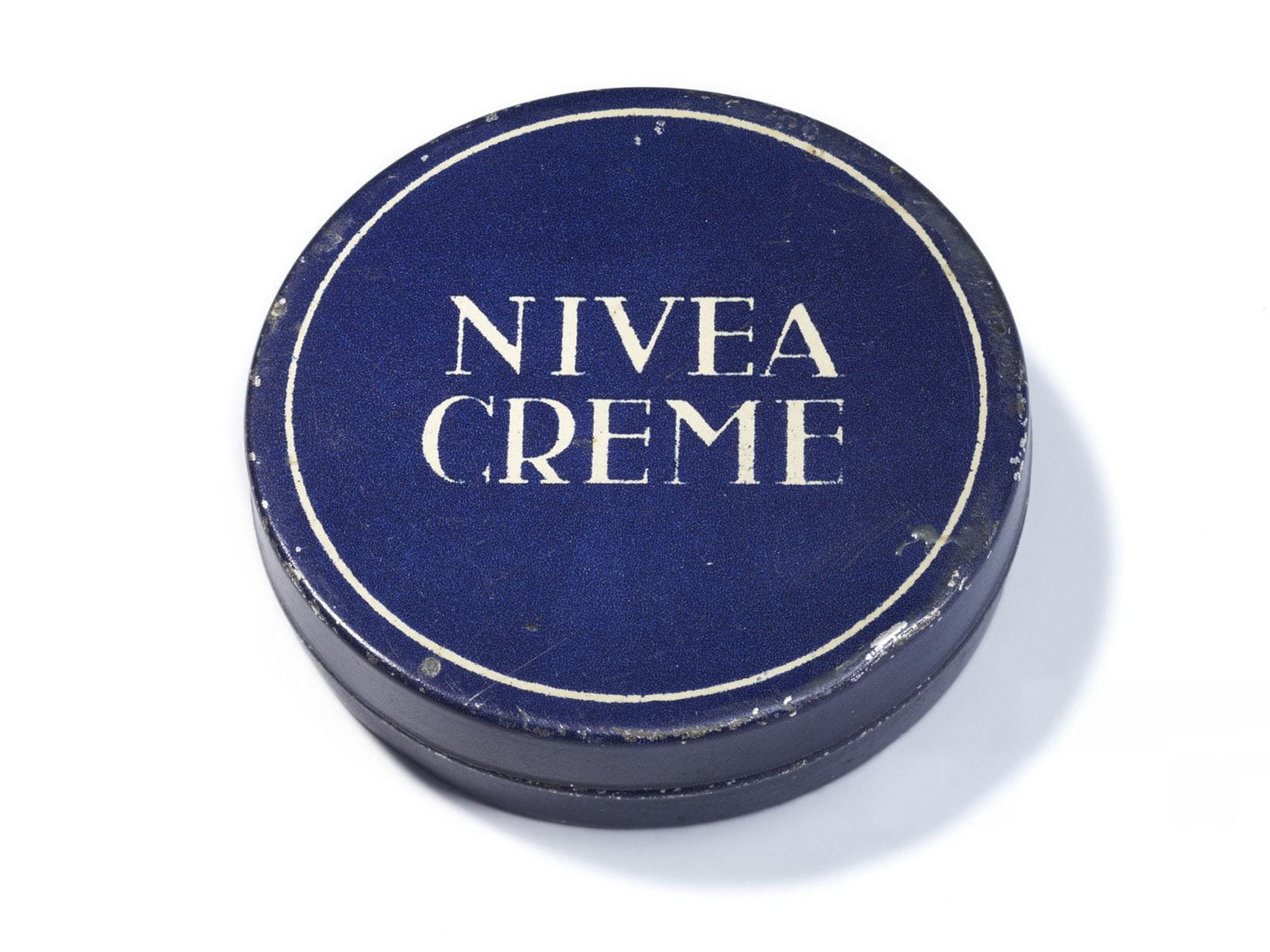 1925 wird die NIVEA Creme Dose blau