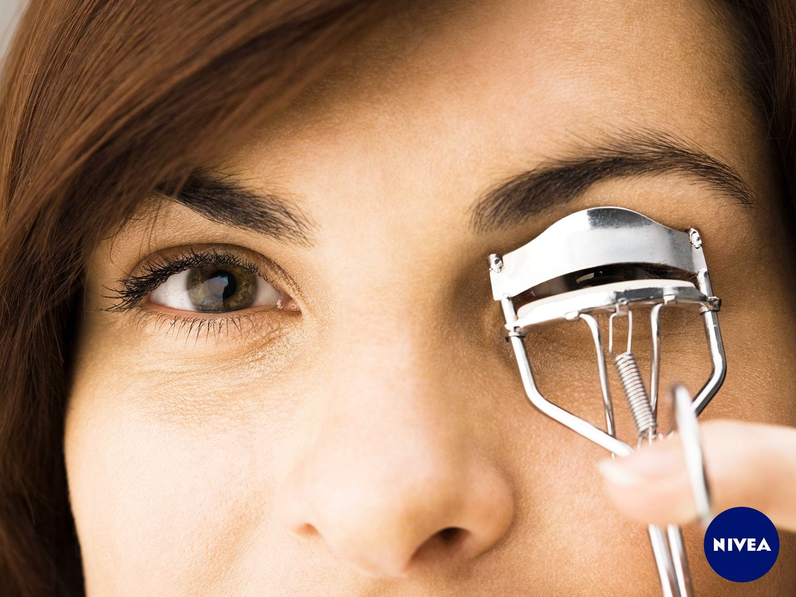 Make-up richtig schminken ab 50: Wimpern in Form bringen