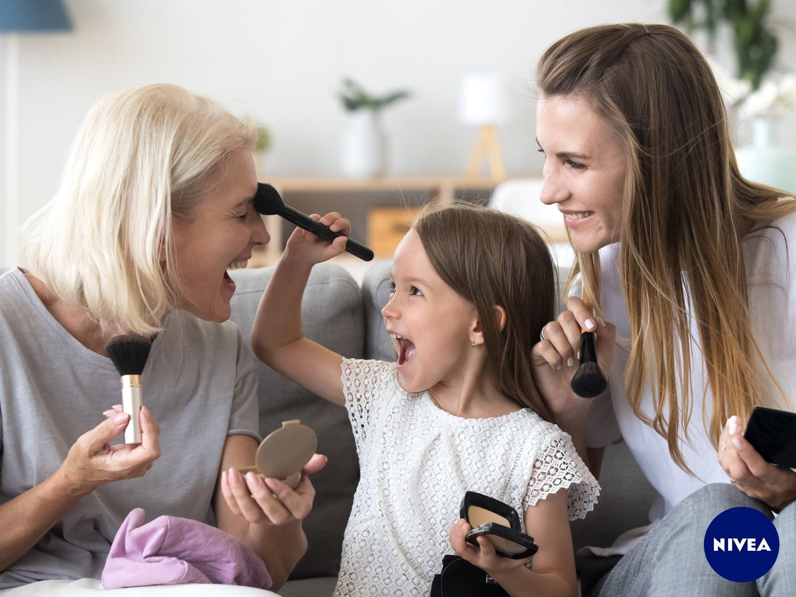 Make-up richtig schminken ab 50: Puder nur sehr sparsam anwenden