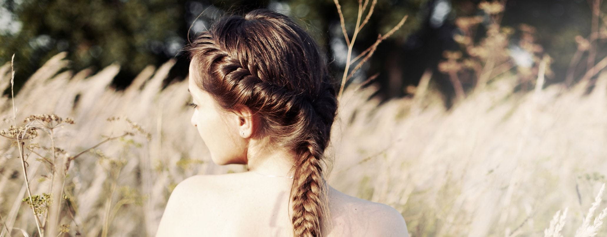 Flecht- und Frisurentrends – Frau mit geflochtenem Haar