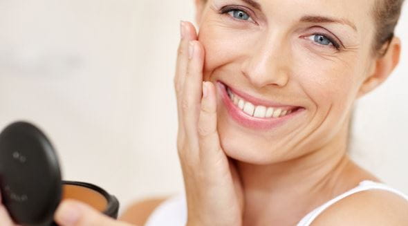 Falten wegschminken: Make-up-Tipps für reife Haut