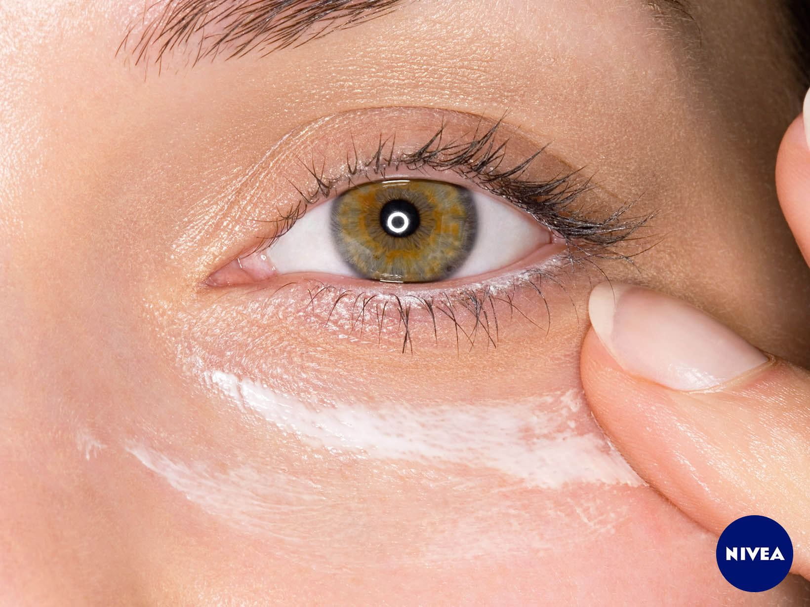 Müde Augen: Pflege der Augenpartie
