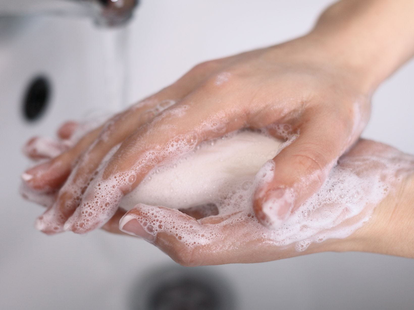 Hände richtig waschen: Seife aufschäumen
