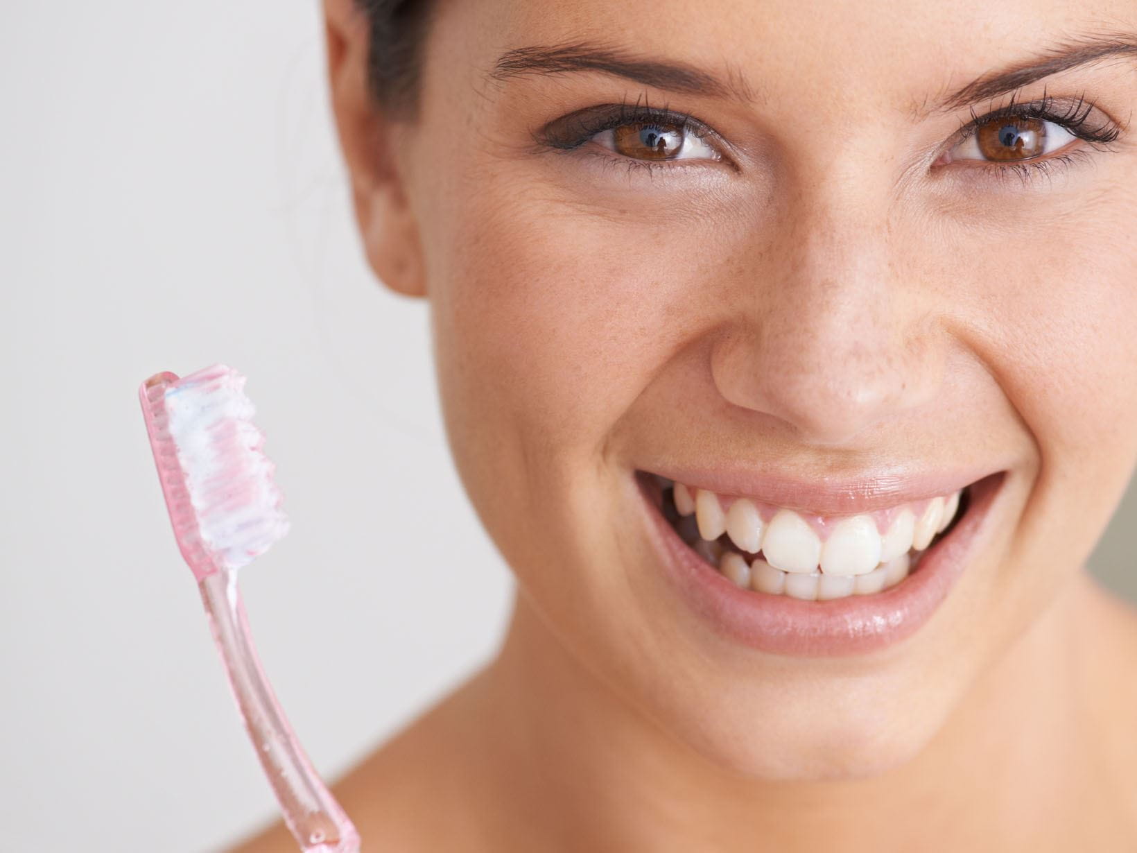 Frau macht eine Lippenmassage mit einer Zahnbürste