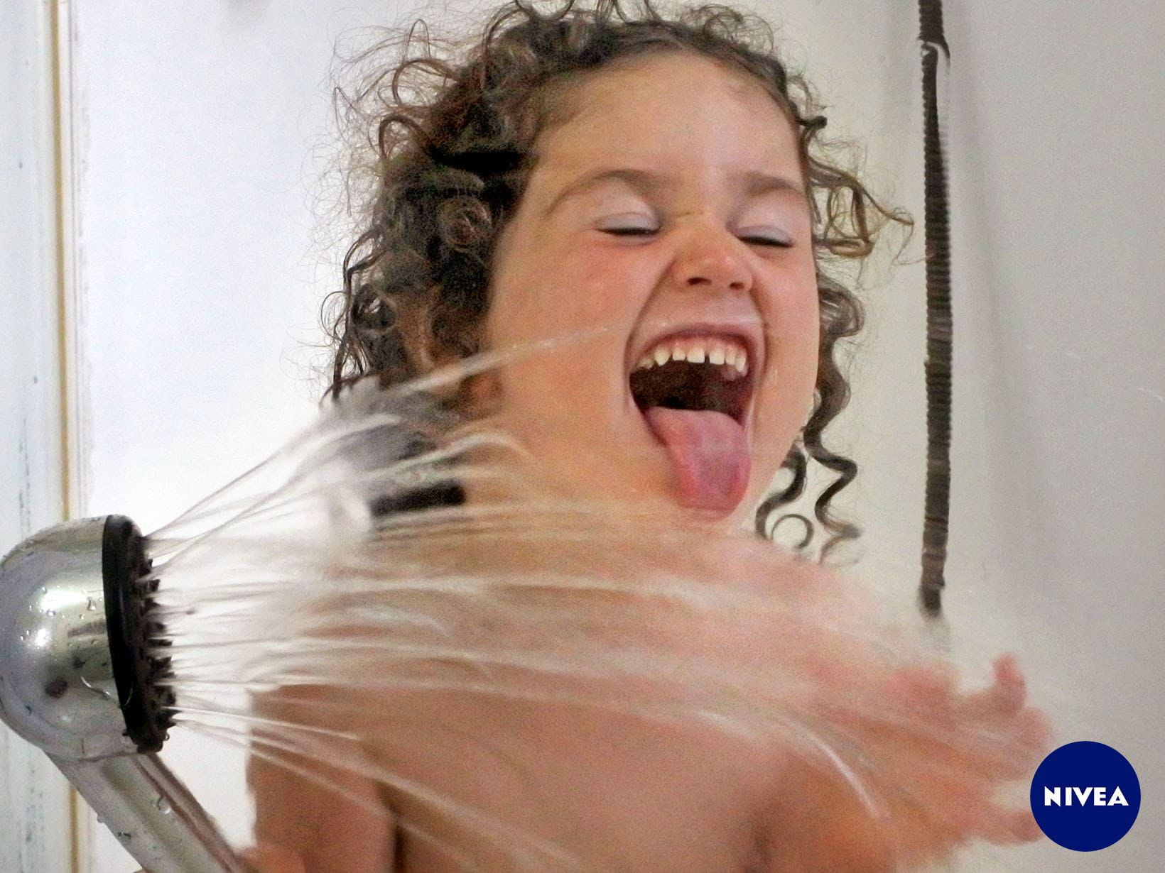 Wie oft sollten Kinder duschen oder baden: Früh übt sich