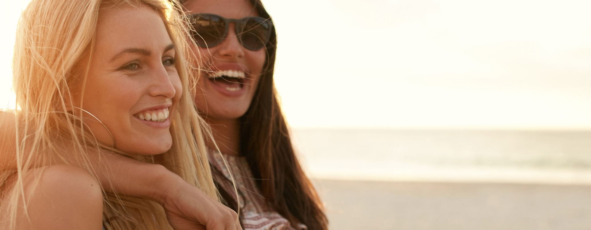 Zwei Frauen lachend am Strand