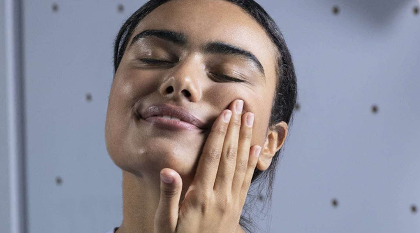 Cómo usar el gel limpiador facial
