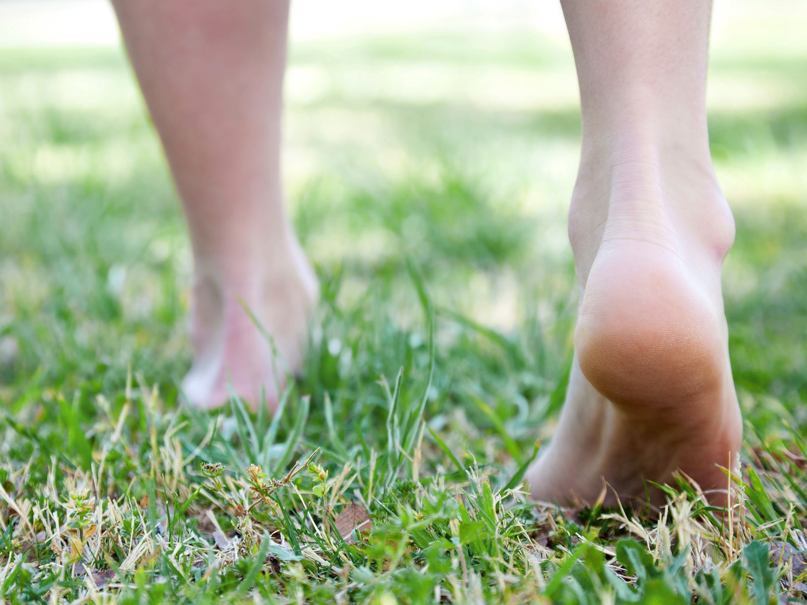 Pies descalzos sobre la hierba