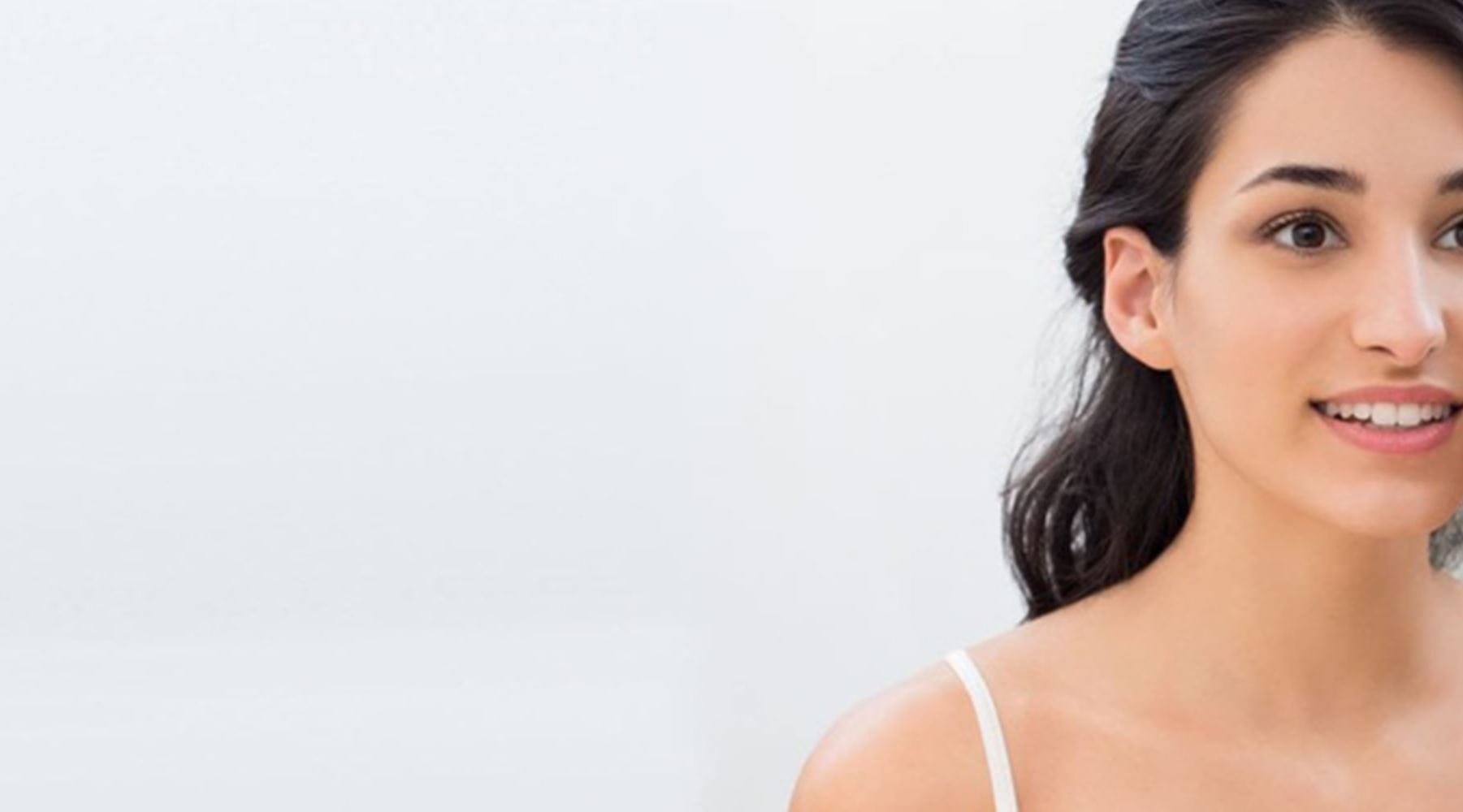 femme hispanique nettoyant la peau du visage avec des tampons de coton  après la douche enlevant le maquillage. routine de soins de la peau  24685593 Photo de stock chez Vecteezy