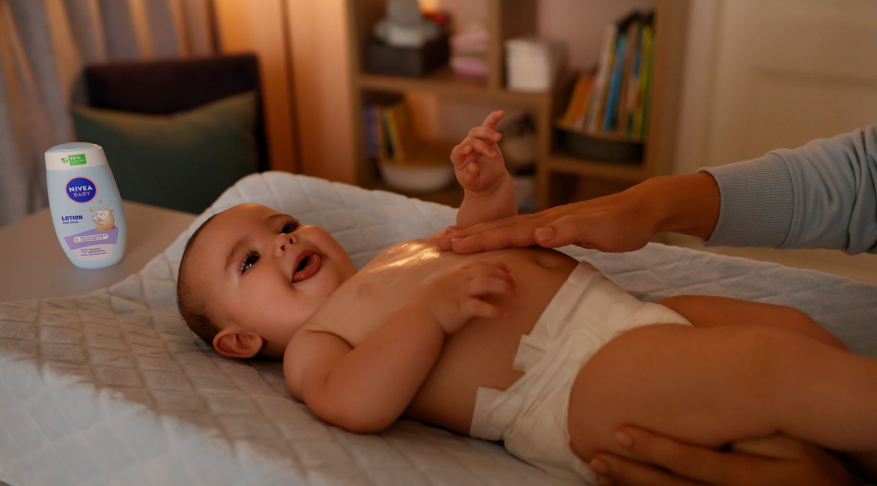 Ein lächelndes Baby bekommt eine Massage