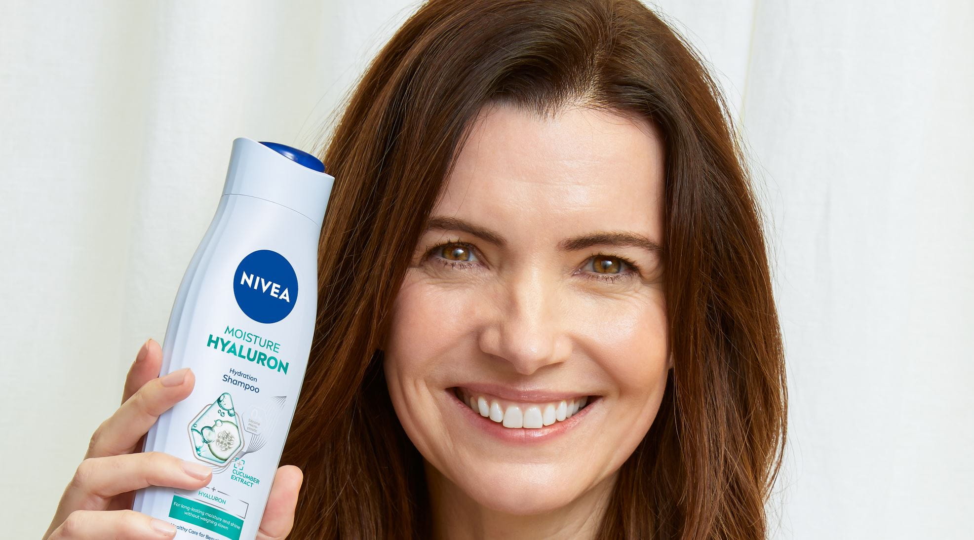 Frau benutzt Nivea-Shampoo