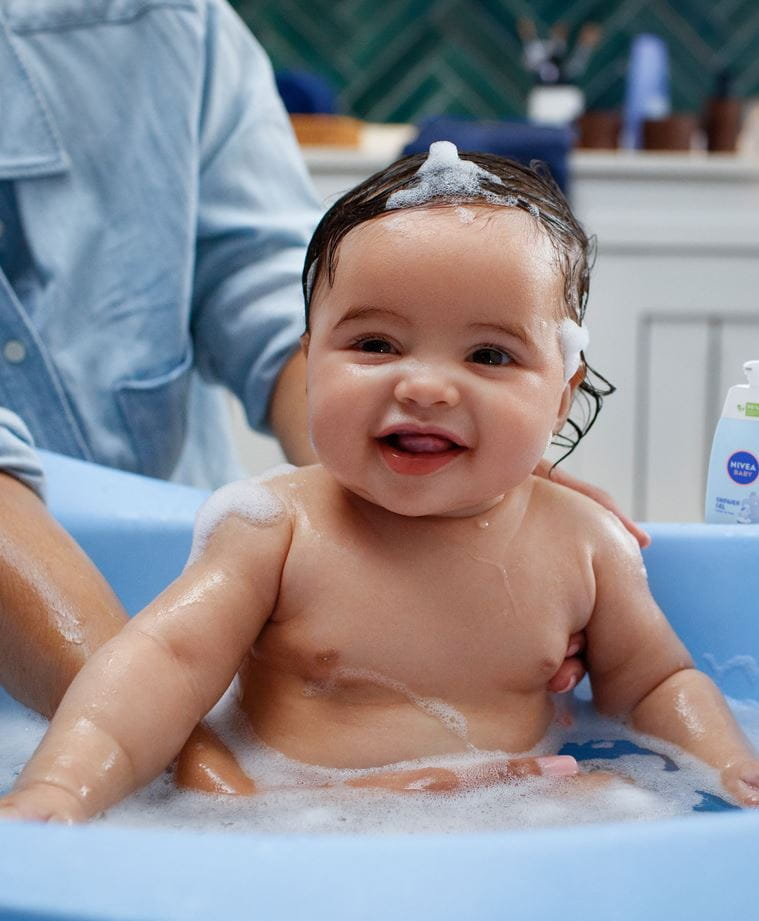 Baby genießt ein Bad