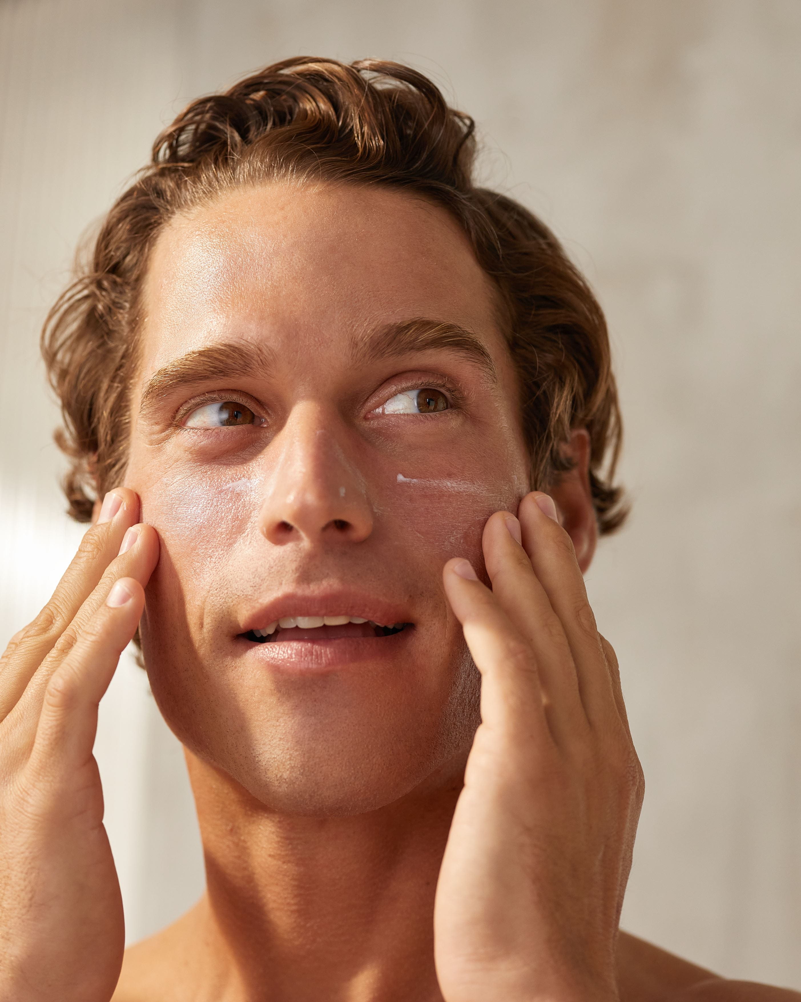 Mann trägt Nivea-Gesichtsfeuchtigkeitscreme auf