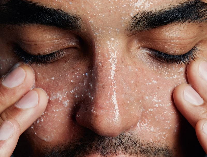Mann verwendet Nivea-Peeling für das Gesicht
