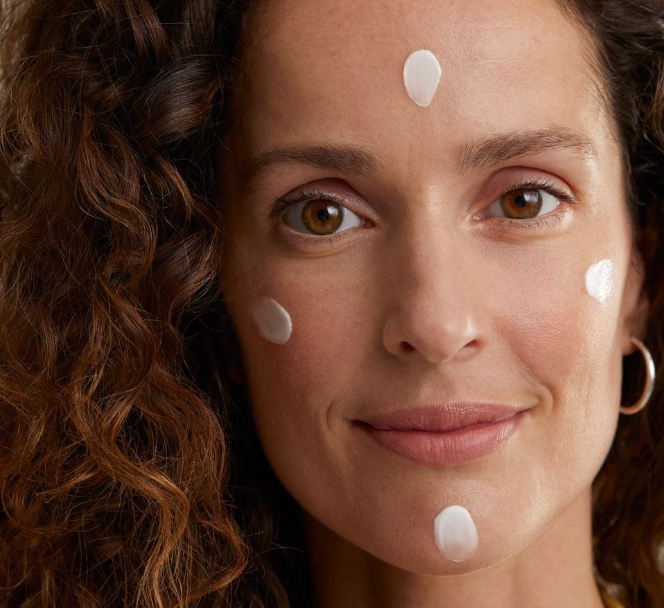 Frau verwendet Nivea-Gesichtscreme