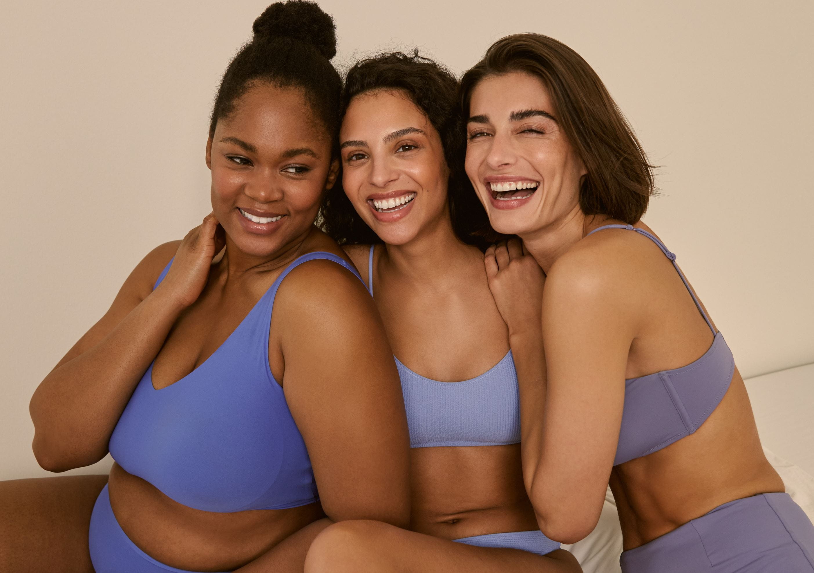 Drei Frauen lachen