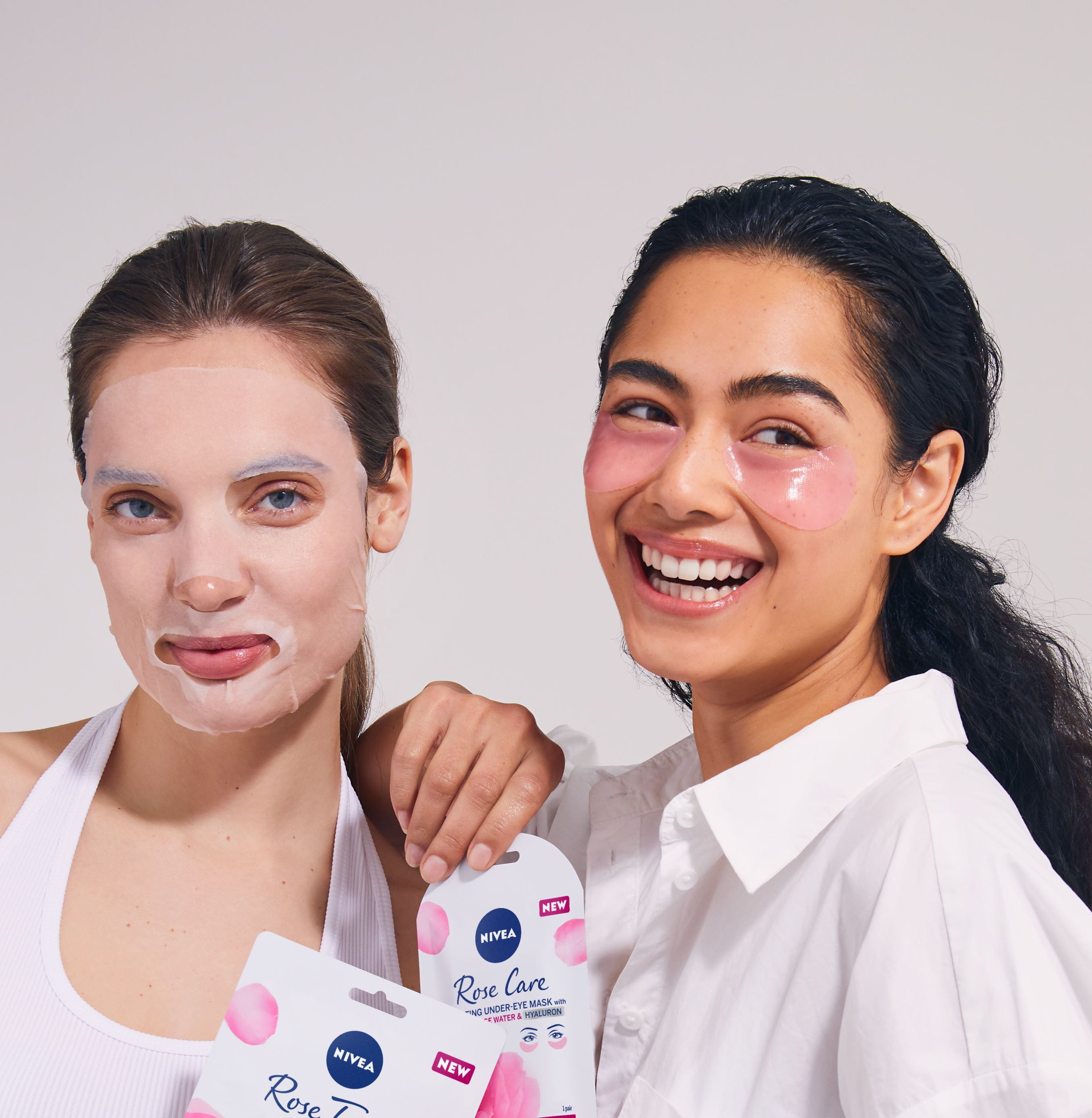 Zwei Frauen entfernen Hautunreinheiten