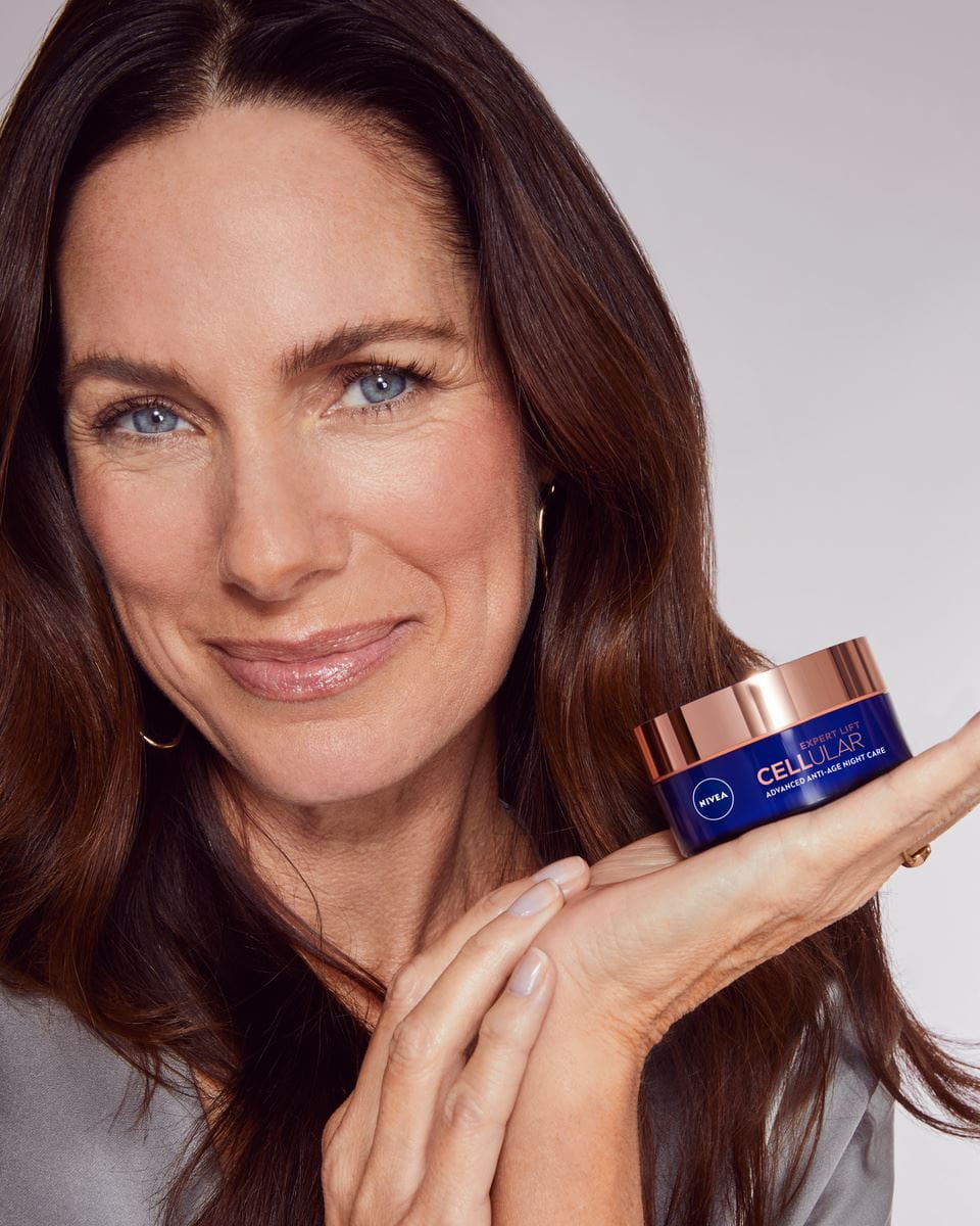 kvinna som håller en NIVEA Cellular Expert Lift Anti-Age Night Cream