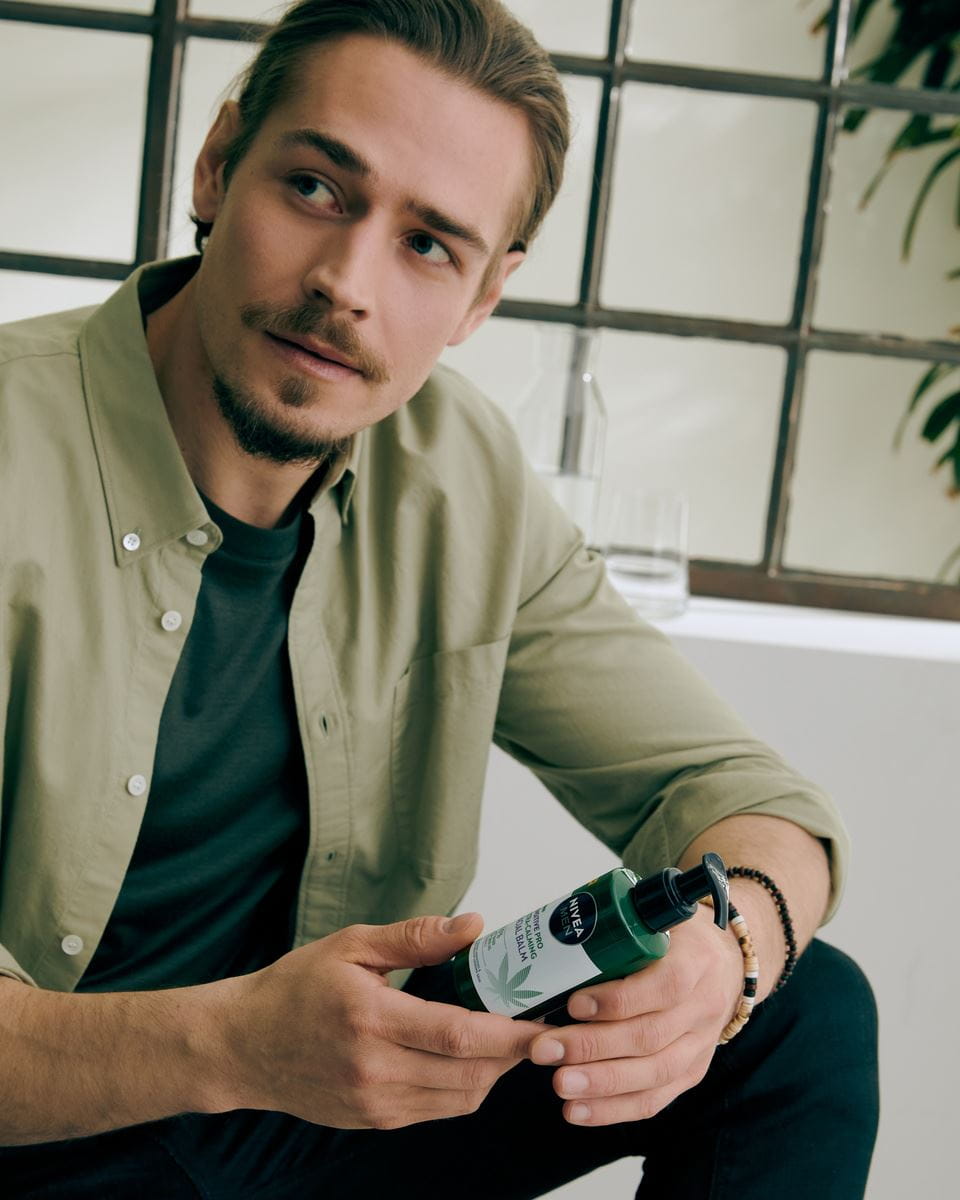 Mann hält eine Nivea Sensitive Calming Pro Gesichtscreme in der Hand