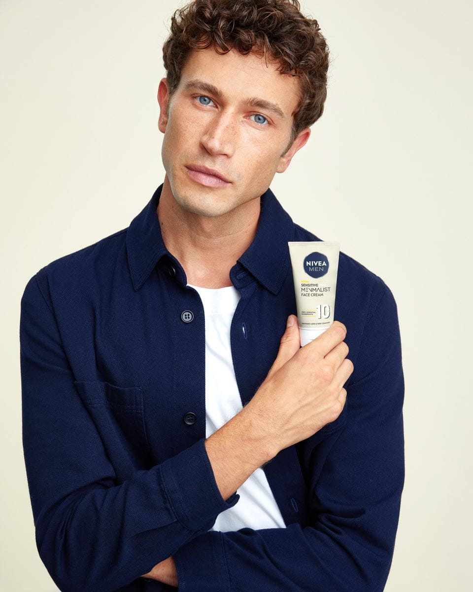 Mann hält eine Nivea Sensitive Menalist Gesichtscreme in der Hand