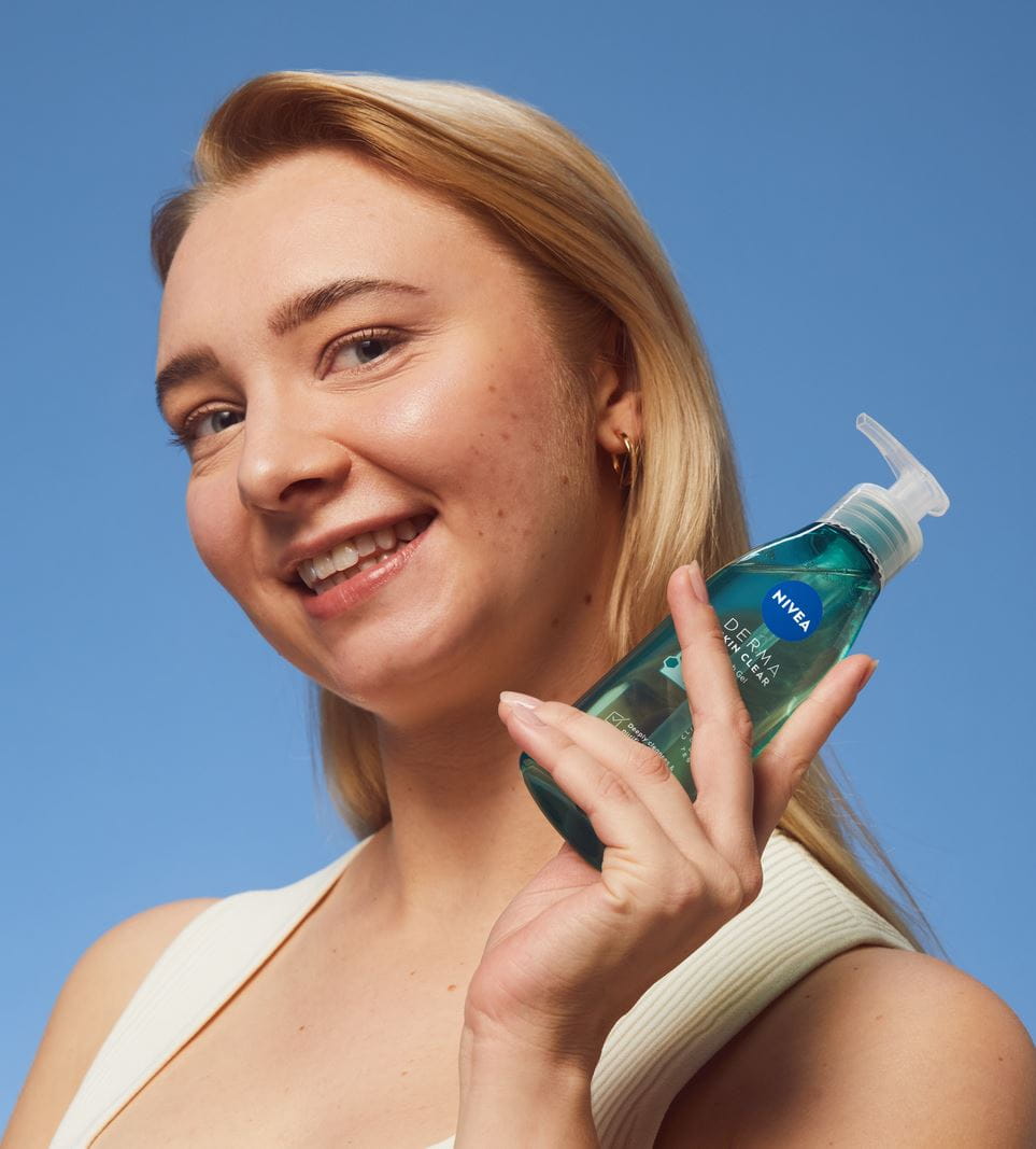 młoda kobieta używająca środka do mycia twarzy Nivea DermaSkin