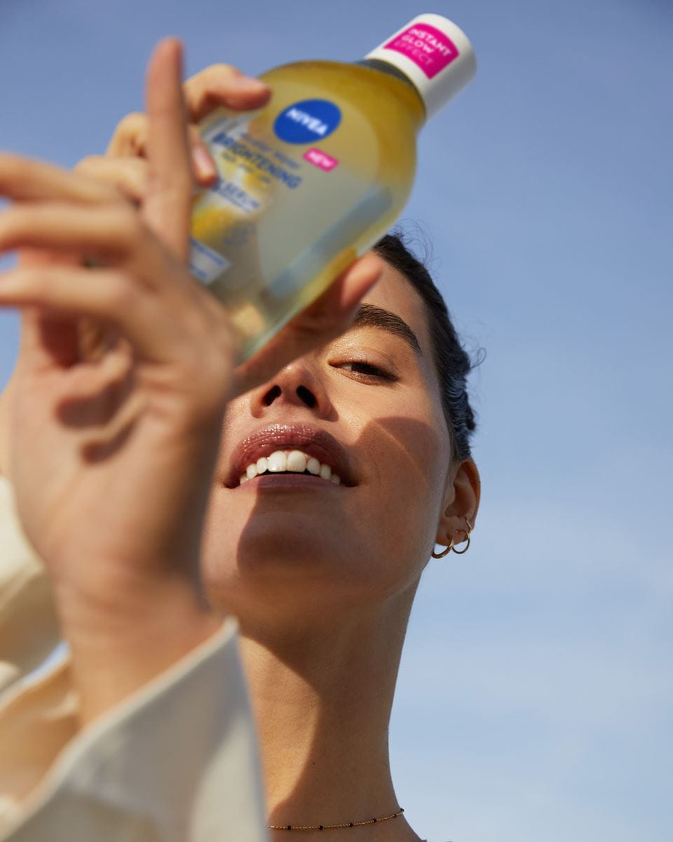  junge Frau, die NIVEA Micellar Water Regenerating + 5 % Serum mit Panthenol und Squalan verwendet