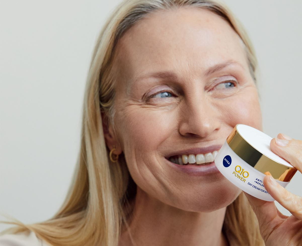 kvinna som håller en Nivea Q10 Anti Wrinkles ansiktskräm