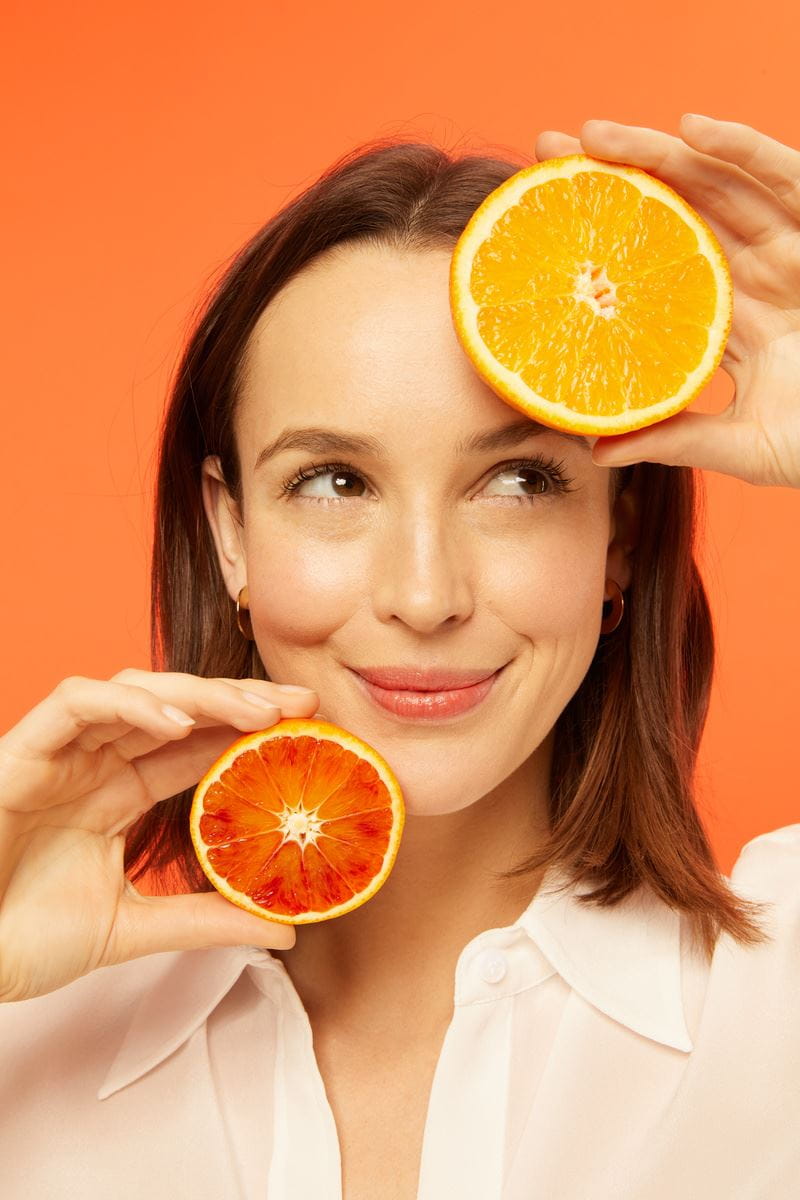 femme tenant une orange