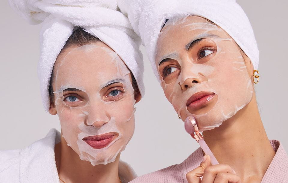 Zwei Mädchen mit Schönheitsmasken im Gesicht