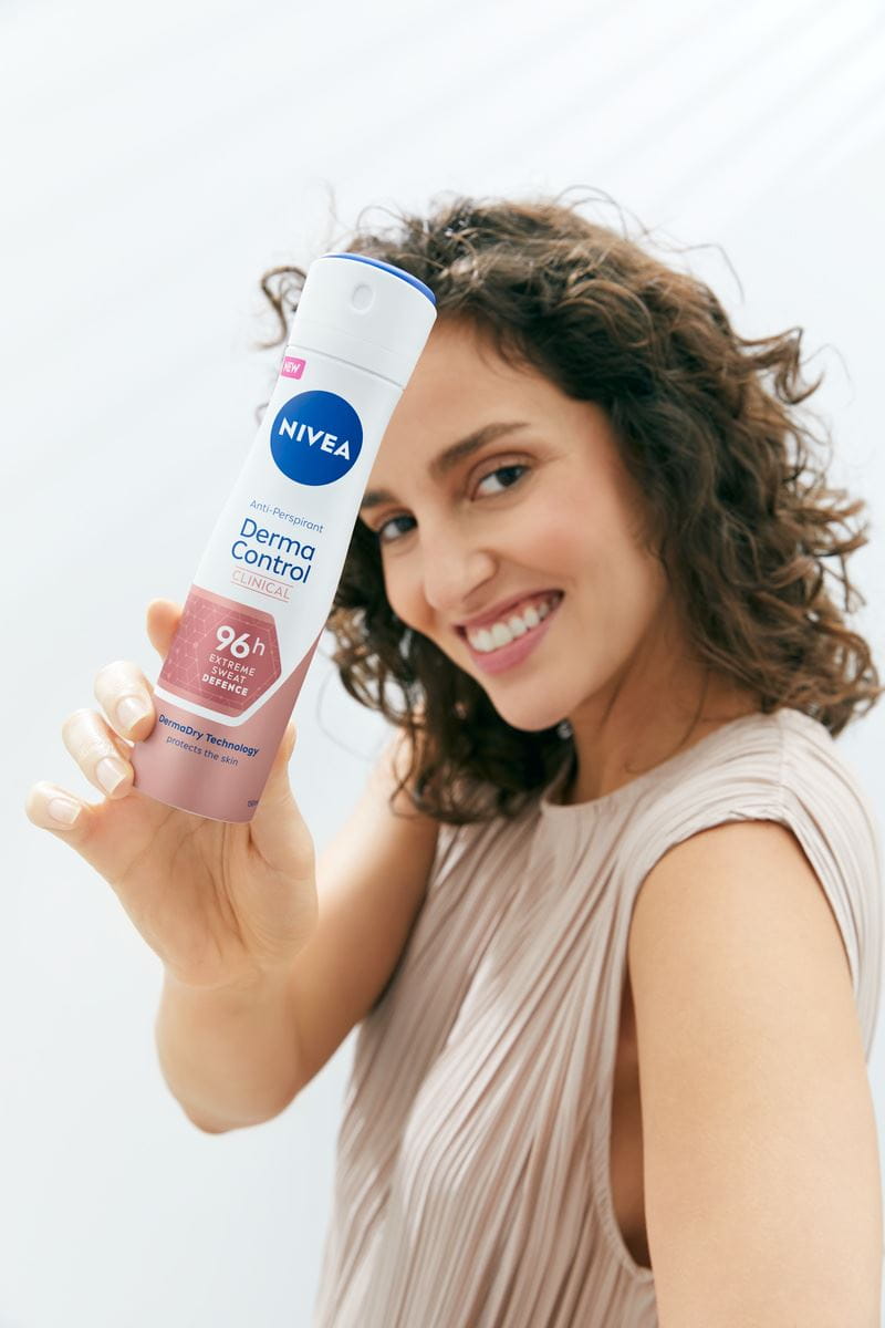 kobieta trzymająca dezodorant Nivea