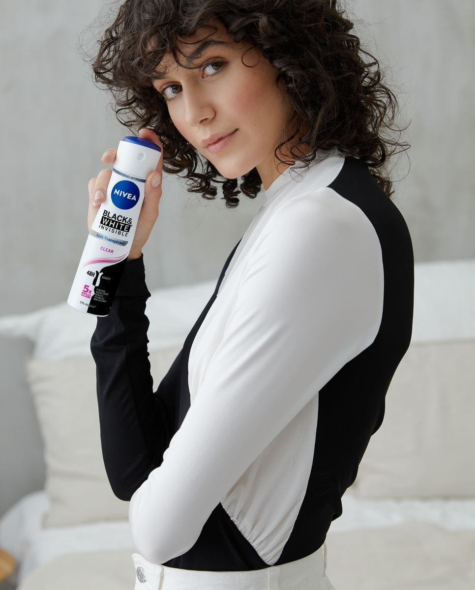 femme tenant un déodorant Nivea