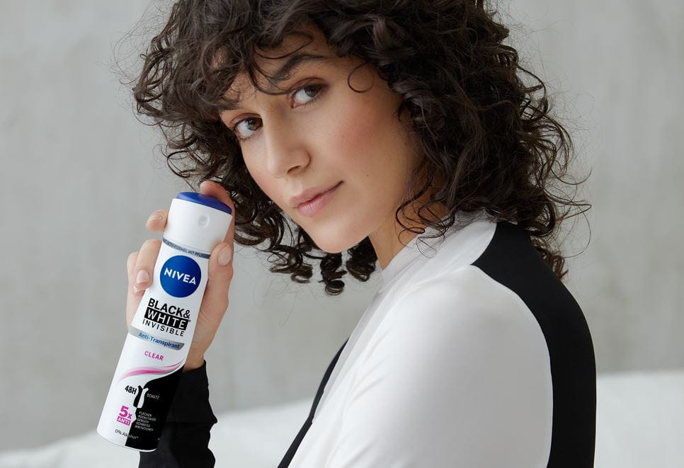 mujer sosteniendo un desodorante Nivea