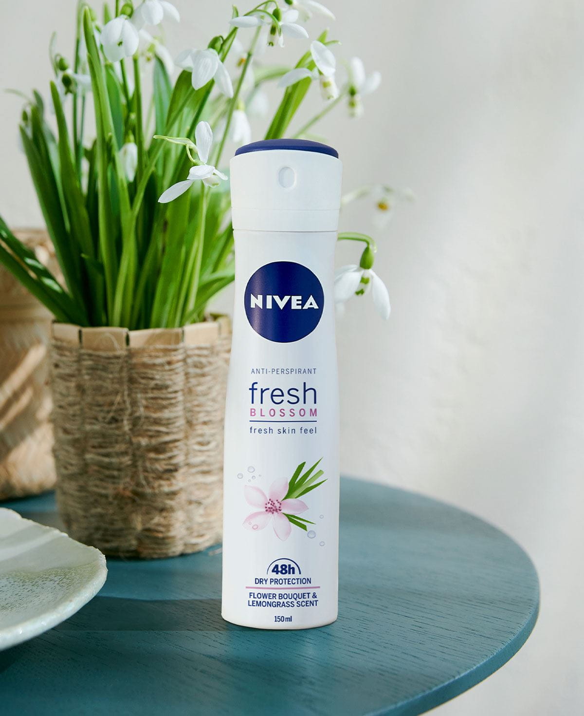 NIVEA Fresh Blossom dezodorans i proljetno cvijeće.