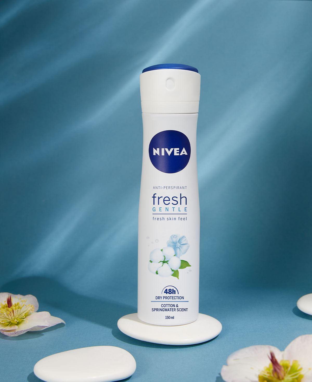 NIVEA Fresh Gentle dezodorans na plavoj podlazi okružen cvijećem.