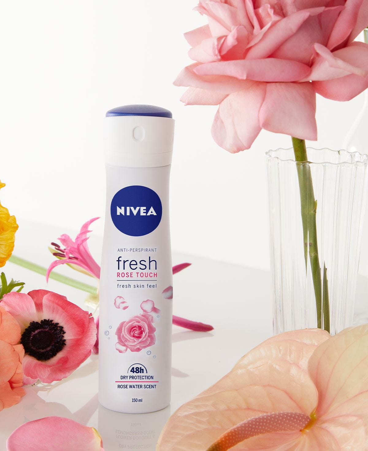 NIVEA Fresh Rose Touch dezodorans okružen cvijećem.