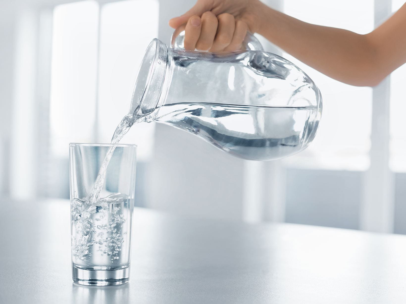 Önts tiszta vizet a pohárba