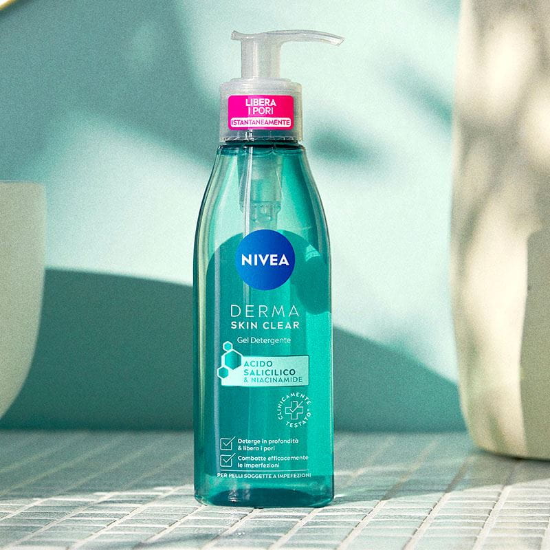 Nivea Skin Clear Gel Detergente Anti-imperfezioni appoggiato sul bancone del bagno accanto al lavandino.