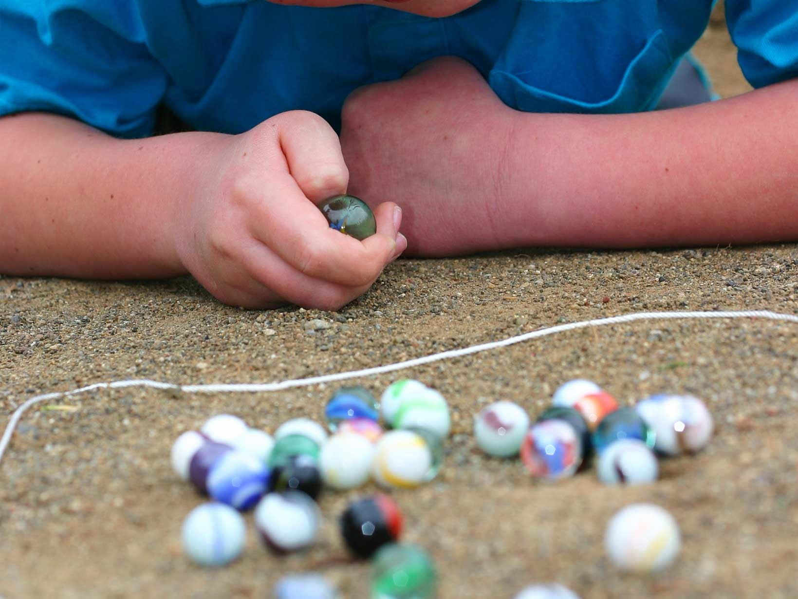 giocare a biglie in spiaggia con i bambini