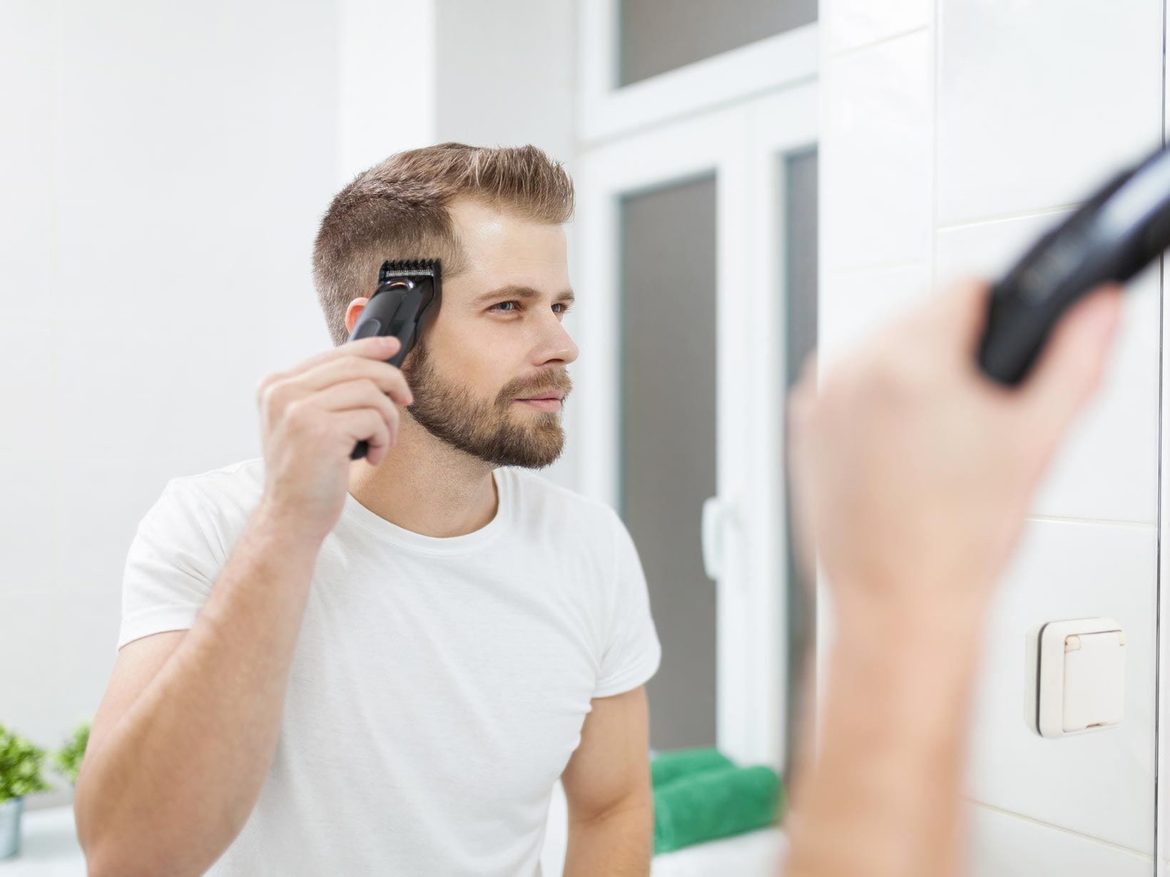 Tagliarsi i capelli da solo con rasoio e regolatore elettrico: tutti i passaggi