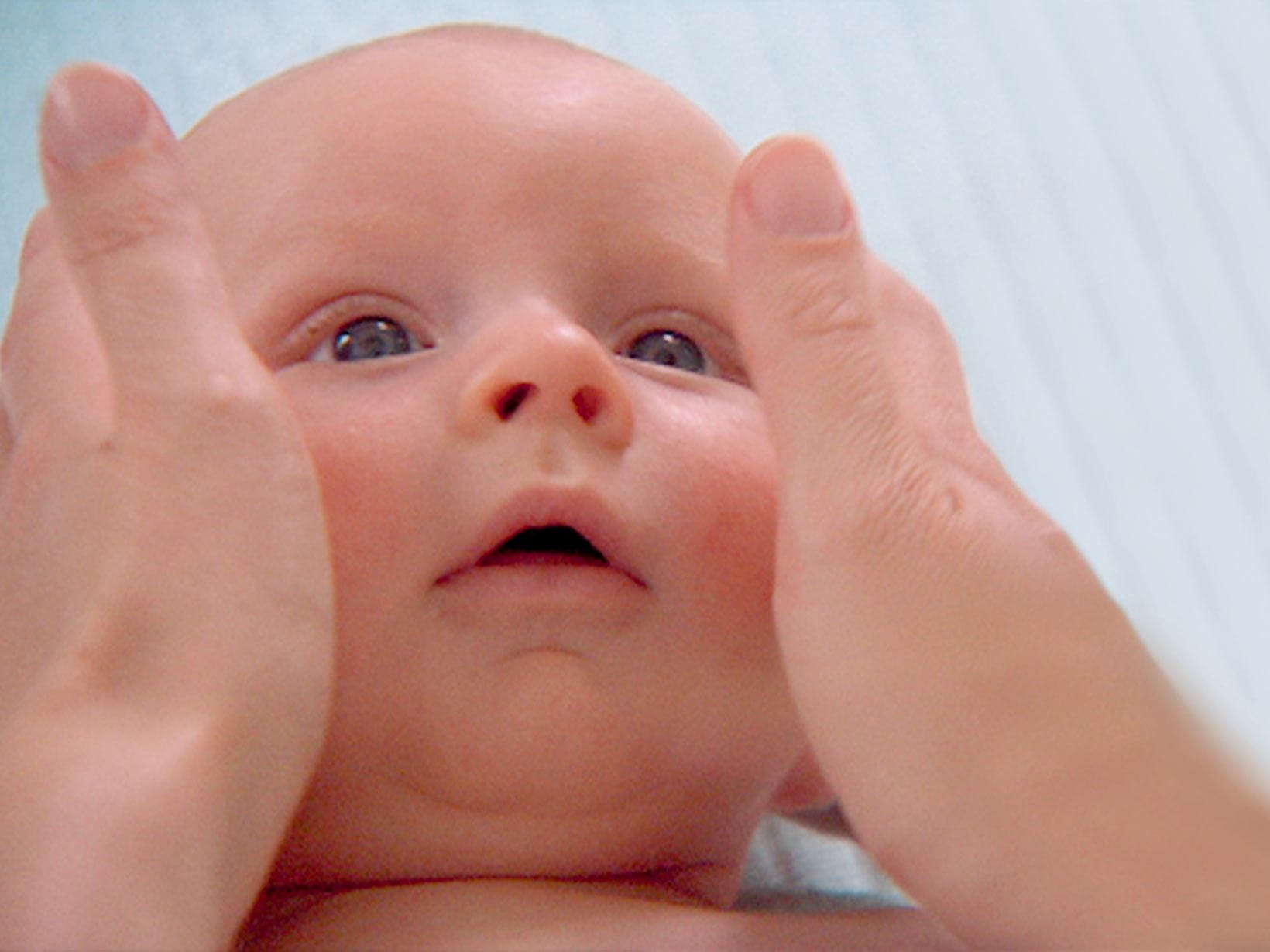 come lavare il viso a un neonato