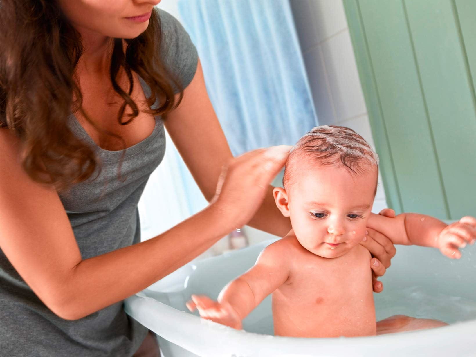 lavare un neonato nella doccia