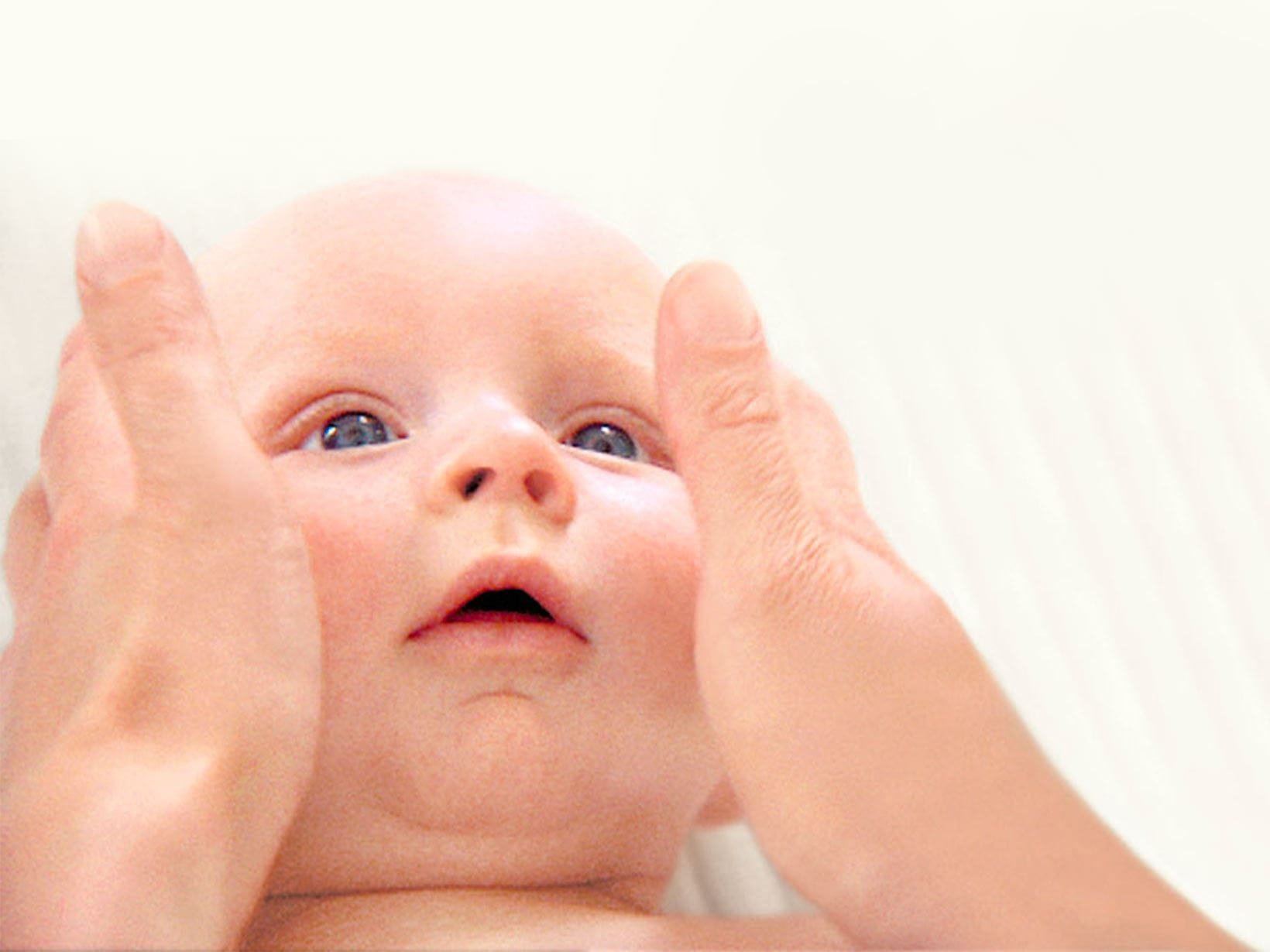 pelle del viso del neonato secca e screpolata