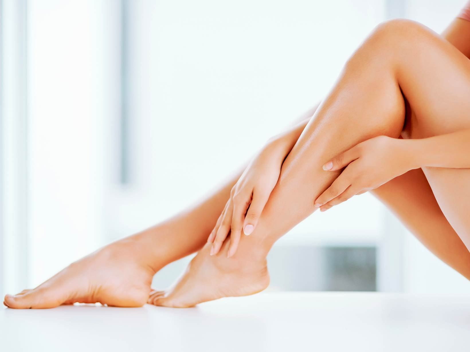 Praticare un massaggio anticellulite fai da te alle gambe