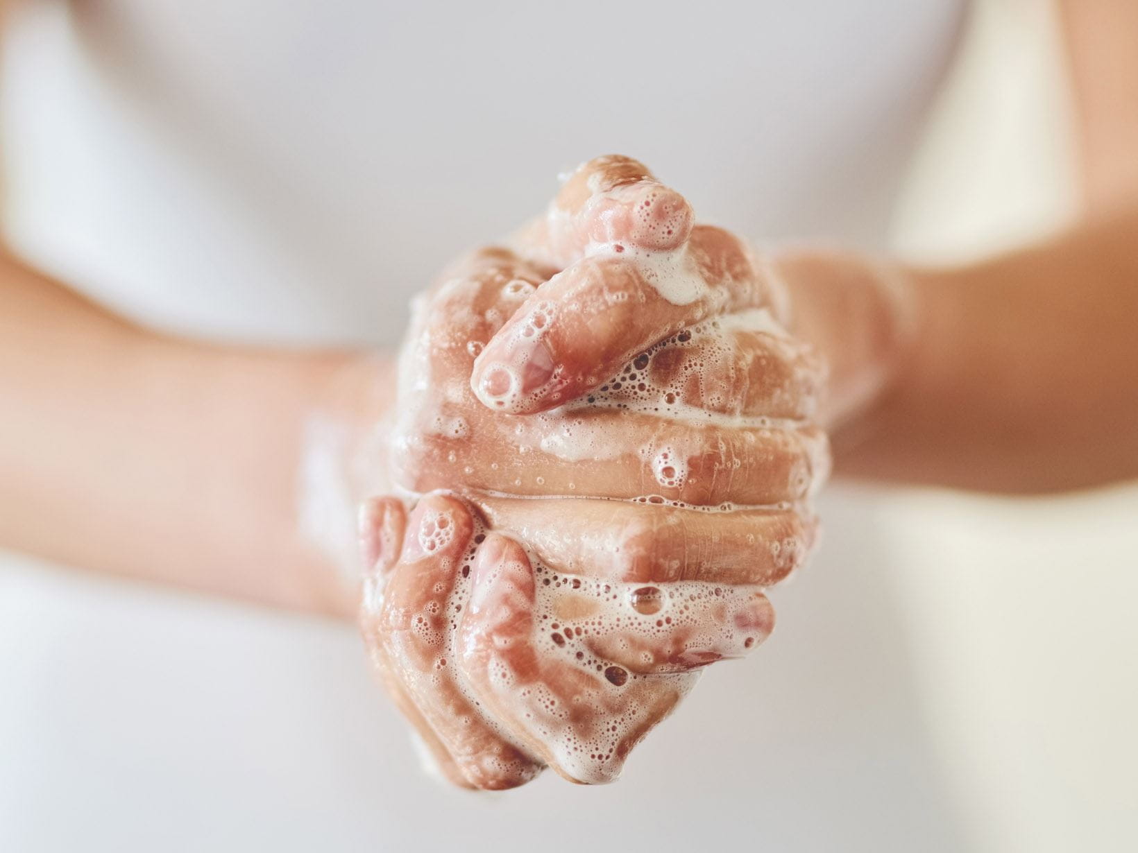 frizionare le mani con il sapone